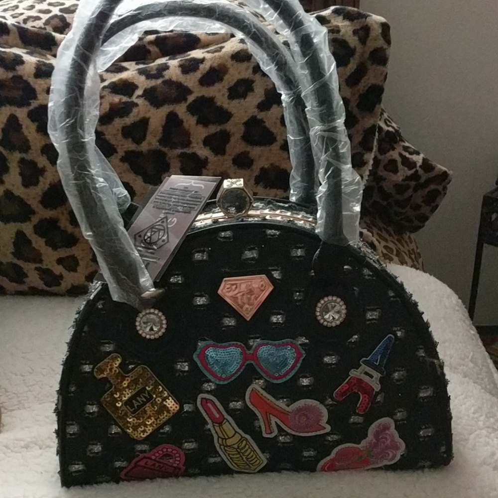 NEW Dome shaped purse   blk w/crystal latch
